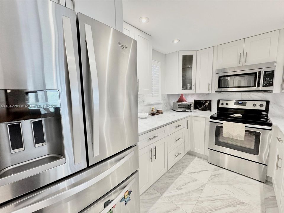 Active With Contract: $280,000 (1 beds, 1 baths, 990 Square Feet)