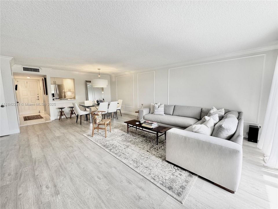 Active With Contract: $280,000 (1 beds, 1 baths, 990 Square Feet)