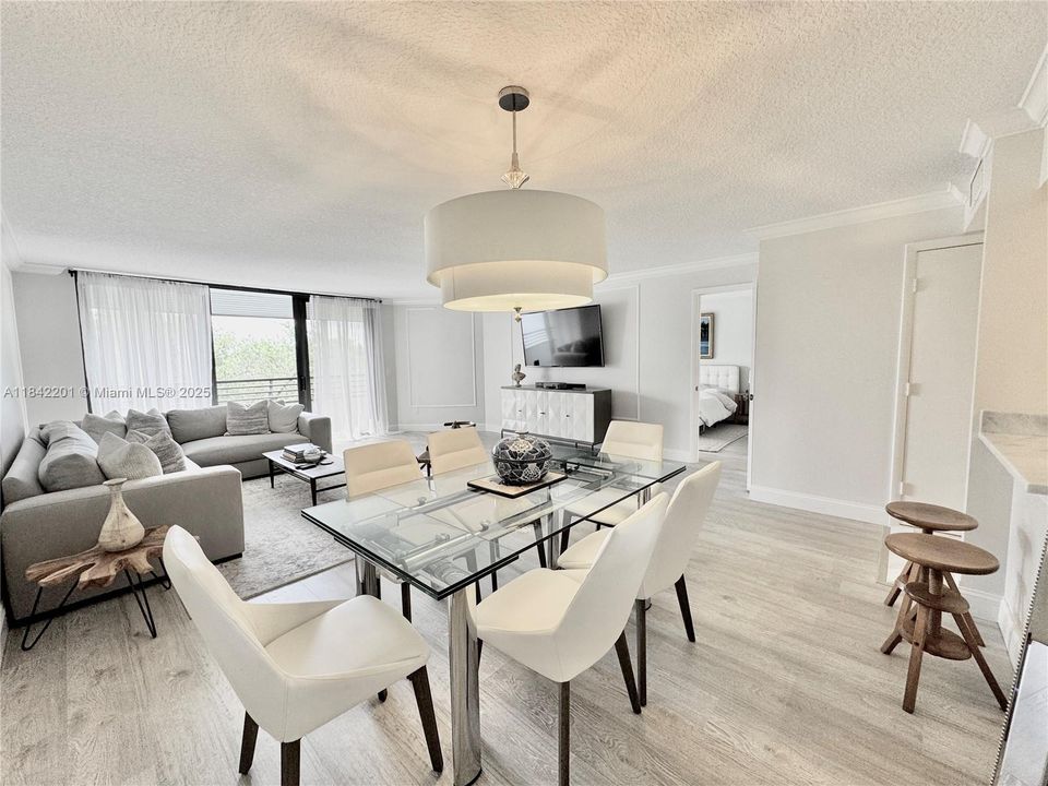 Active With Contract: $280,000 (1 beds, 1 baths, 990 Square Feet)