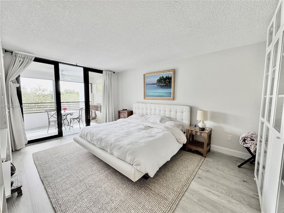 Active With Contract: $280,000 (1 beds, 1 baths, 990 Square Feet)