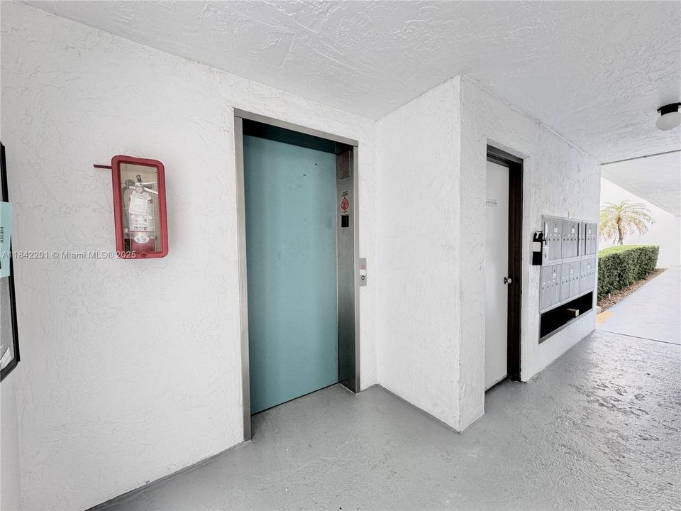 Active With Contract: $280,000 (1 beds, 1 baths, 990 Square Feet)