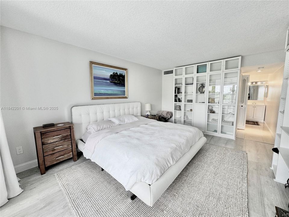 Active With Contract: $280,000 (1 beds, 1 baths, 990 Square Feet)