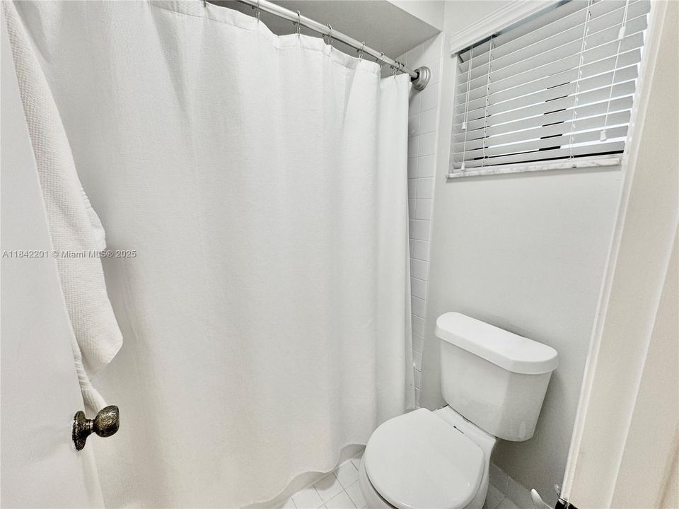 Active With Contract: $280,000 (1 beds, 1 baths, 990 Square Feet)