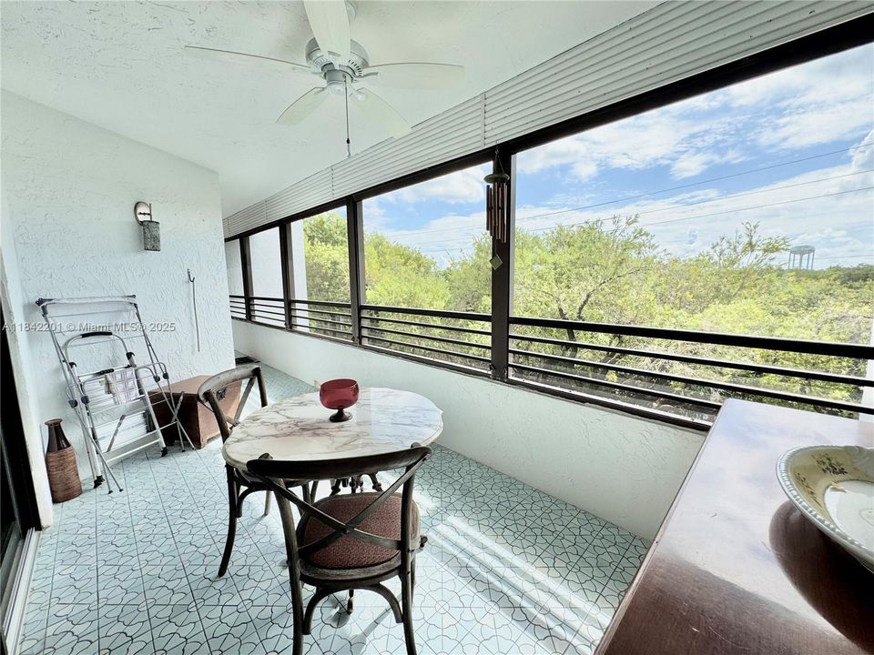 Active With Contract: $280,000 (1 beds, 1 baths, 990 Square Feet)