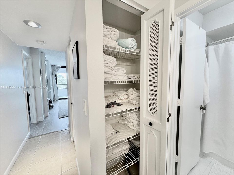 Active With Contract: $280,000 (1 beds, 1 baths, 990 Square Feet)