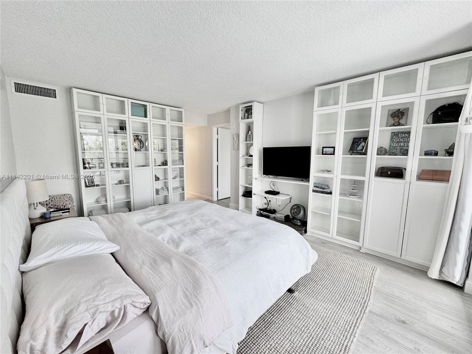 Active With Contract: $280,000 (1 beds, 1 baths, 990 Square Feet)