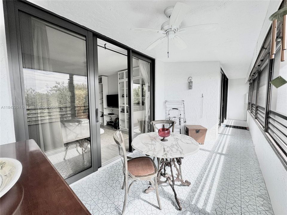 Active With Contract: $280,000 (1 beds, 1 baths, 990 Square Feet)