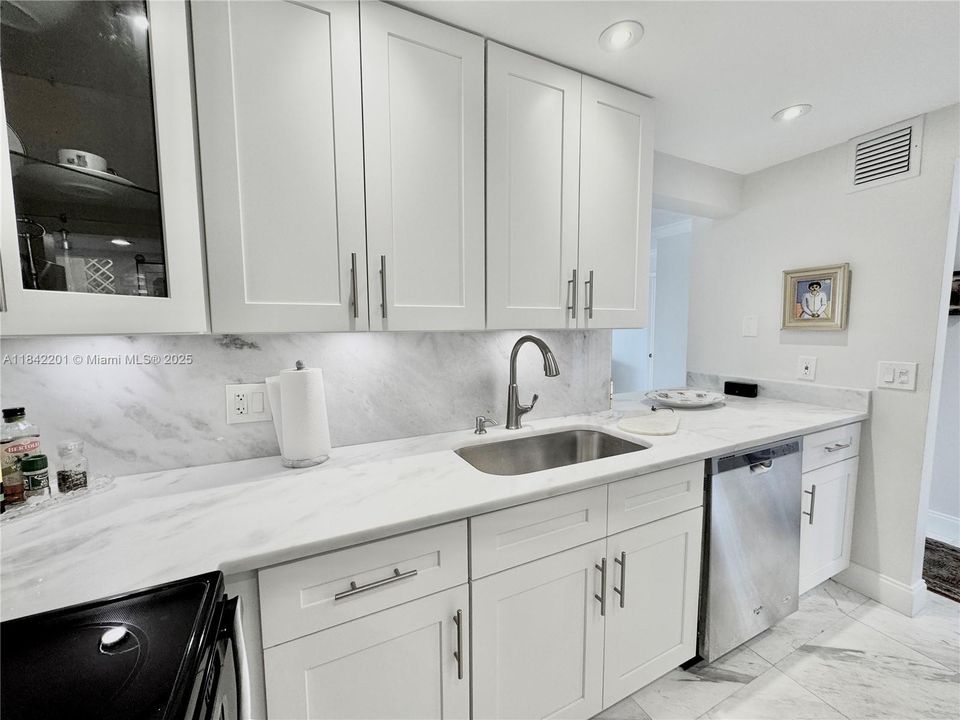 Active With Contract: $280,000 (1 beds, 1 baths, 990 Square Feet)