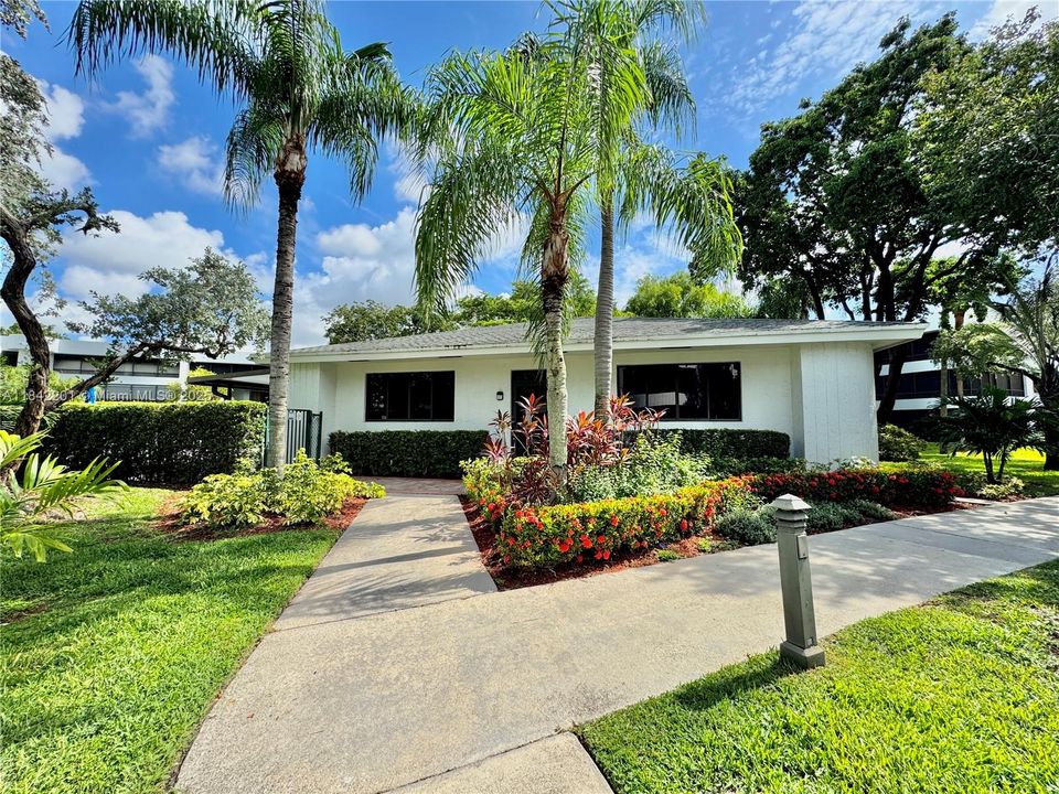 Active With Contract: $280,000 (1 beds, 1 baths, 990 Square Feet)