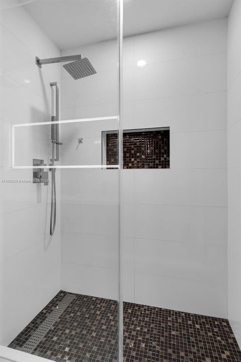 Recently Rented: $3,900 (2 beds, 1 baths, 990 Square Feet)