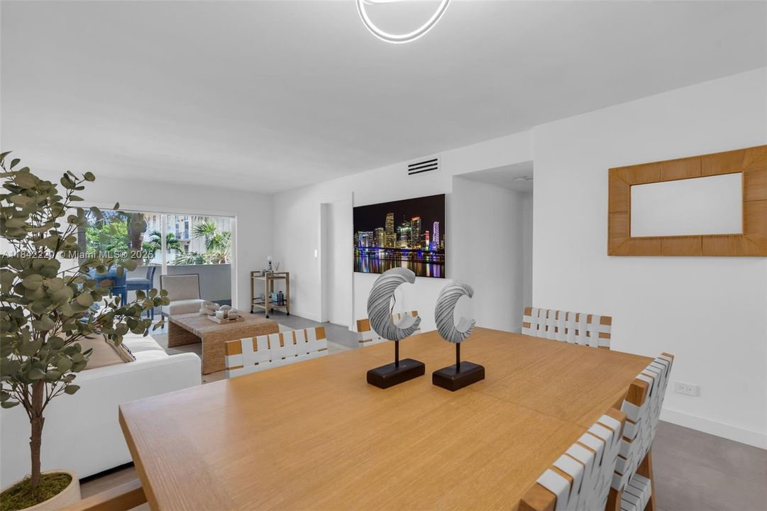 Recently Rented: $3,900 (2 beds, 1 baths, 990 Square Feet)