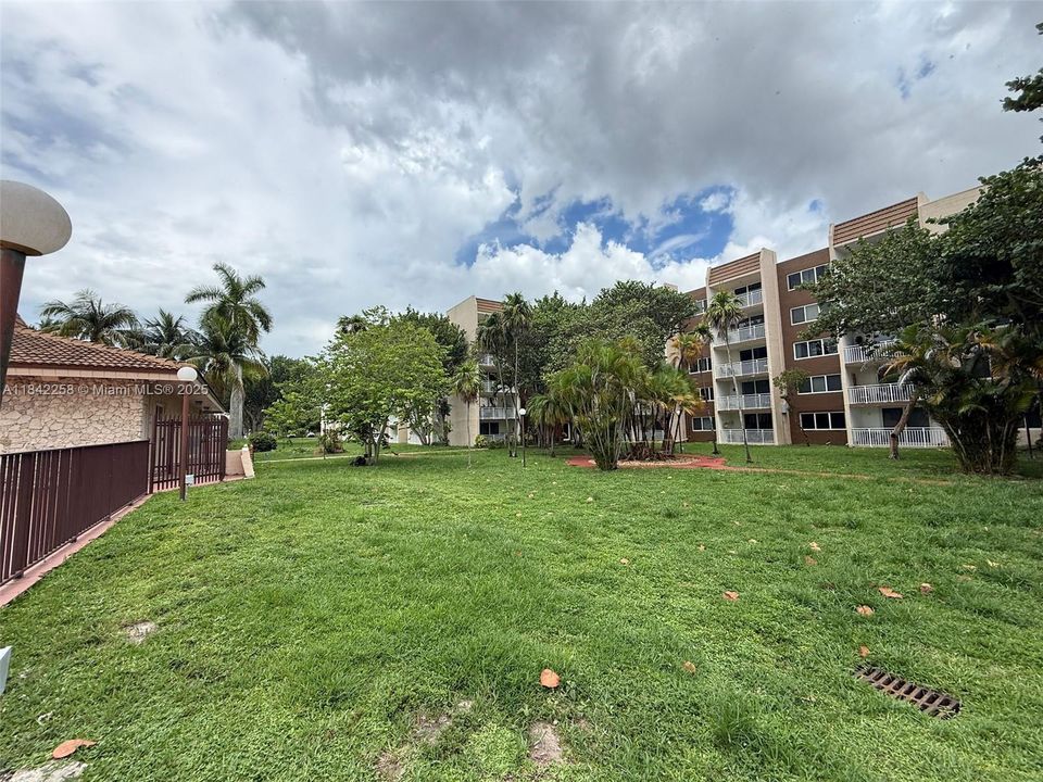 合同活跃: $153,000 (1 贝兹, 1 浴室, 382 平方英尺)