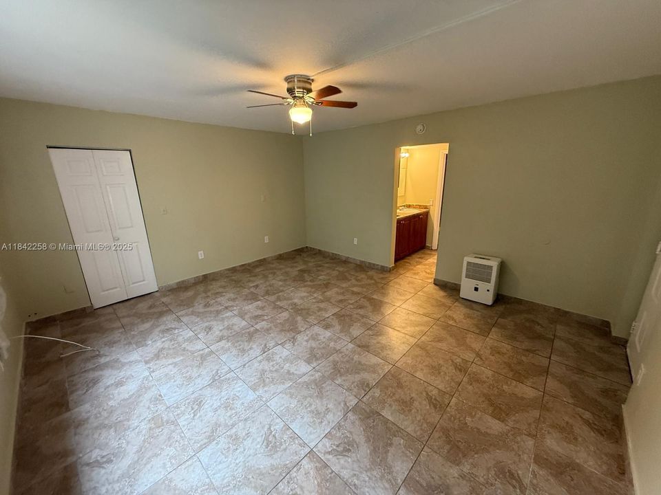 合同活跃: $153,000 (1 贝兹, 1 浴室, 382 平方英尺)