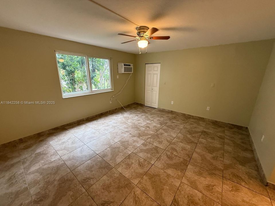 合同活跃: $153,000 (1 贝兹, 1 浴室, 382 平方英尺)