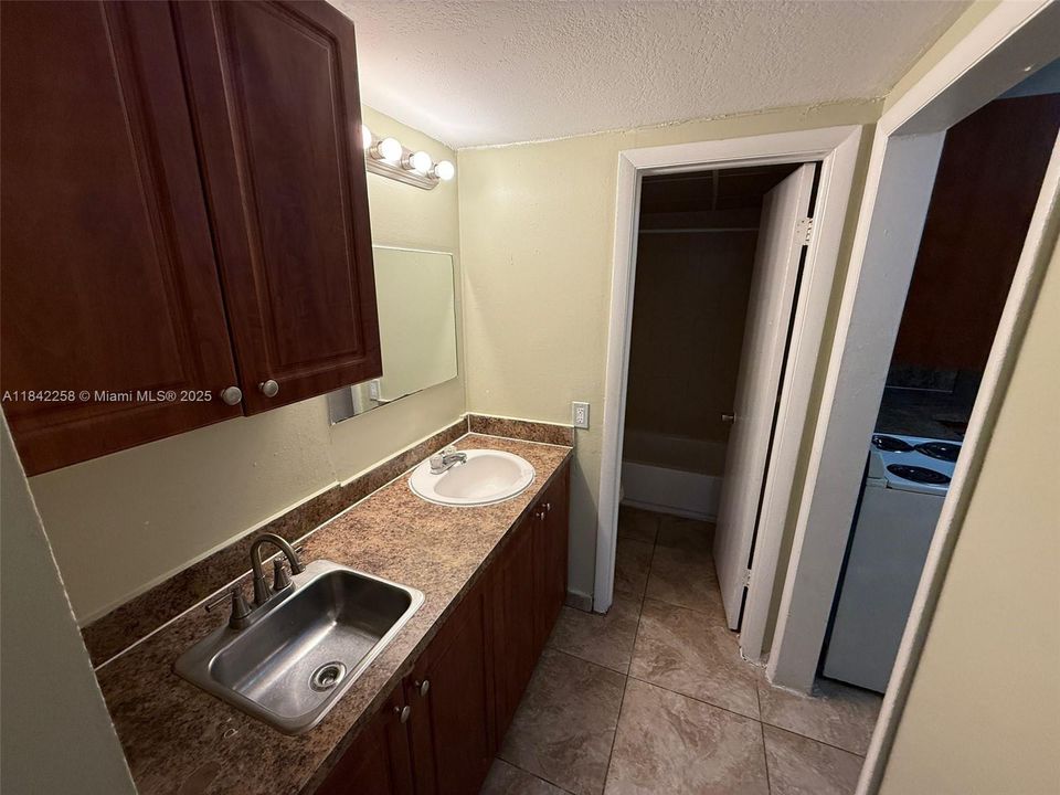 合同活跃: $153,000 (1 贝兹, 1 浴室, 382 平方英尺)