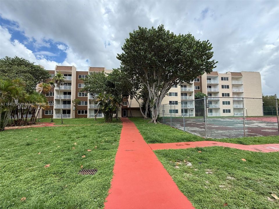 合同活跃: $153,000 (1 贝兹, 1 浴室, 382 平方英尺)