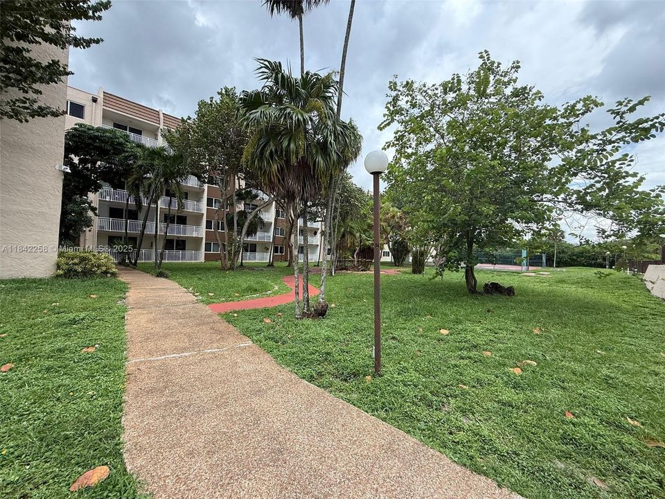 合同活跃: $153,000 (1 贝兹, 1 浴室, 382 平方英尺)