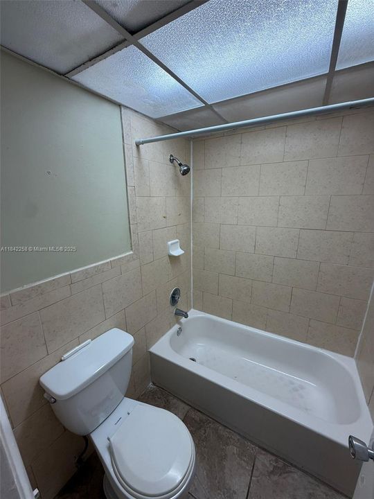 合同活跃: $153,000 (1 贝兹, 1 浴室, 382 平方英尺)