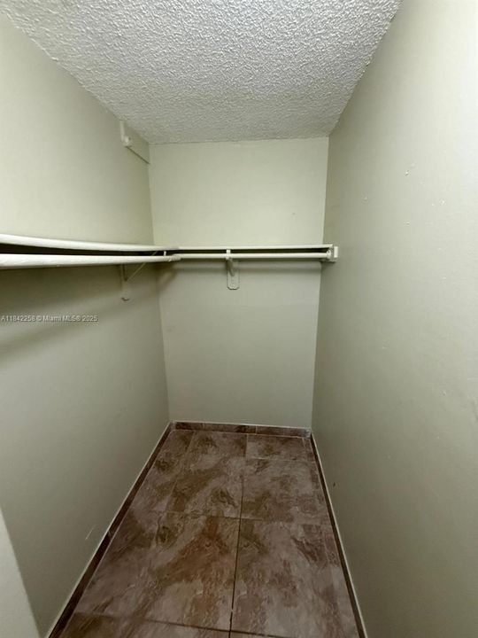 合同活跃: $153,000 (1 贝兹, 1 浴室, 382 平方英尺)