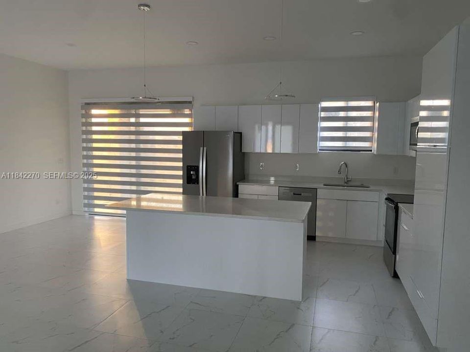 В аренду: $1,890 (4 спален, 2 ванн, 1715 Квадратных фут)