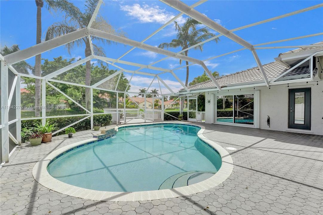 合同活跃: $950,000 (4 贝兹, 2 浴室, 2505 平方英尺)