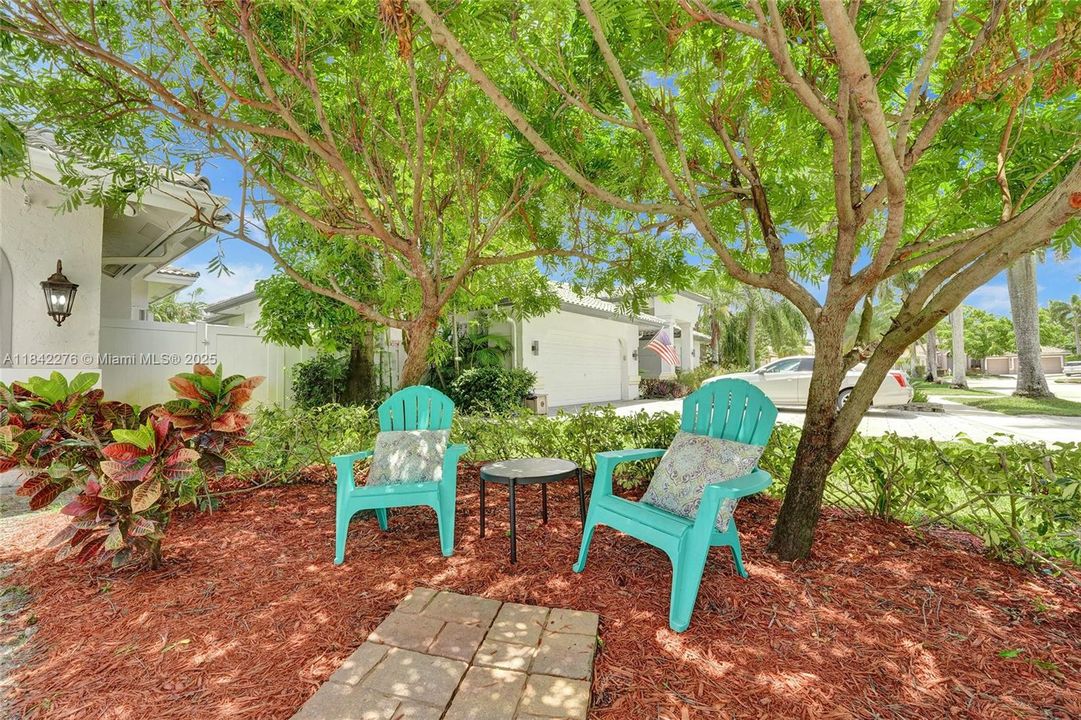 合同活跃: $950,000 (4 贝兹, 2 浴室, 2505 平方英尺)