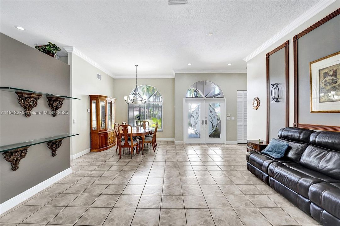 合同活跃: $950,000 (4 贝兹, 2 浴室, 2505 平方英尺)