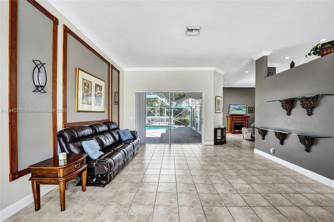 合同活跃: $950,000 (4 贝兹, 2 浴室, 2505 平方英尺)