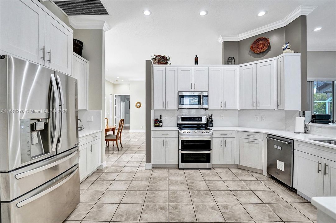 合同活跃: $950,000 (4 贝兹, 2 浴室, 2505 平方英尺)