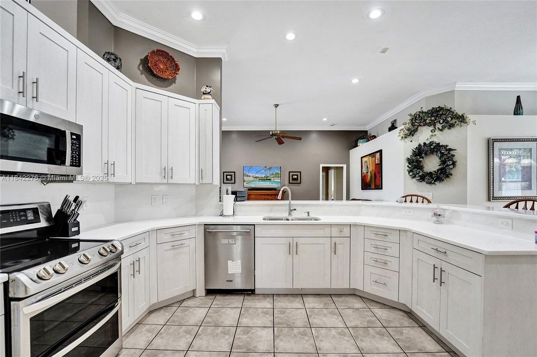 合同活跃: $950,000 (4 贝兹, 2 浴室, 2505 平方英尺)