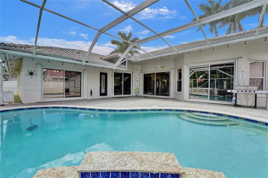 合同活跃: $950,000 (4 贝兹, 2 浴室, 2505 平方英尺)