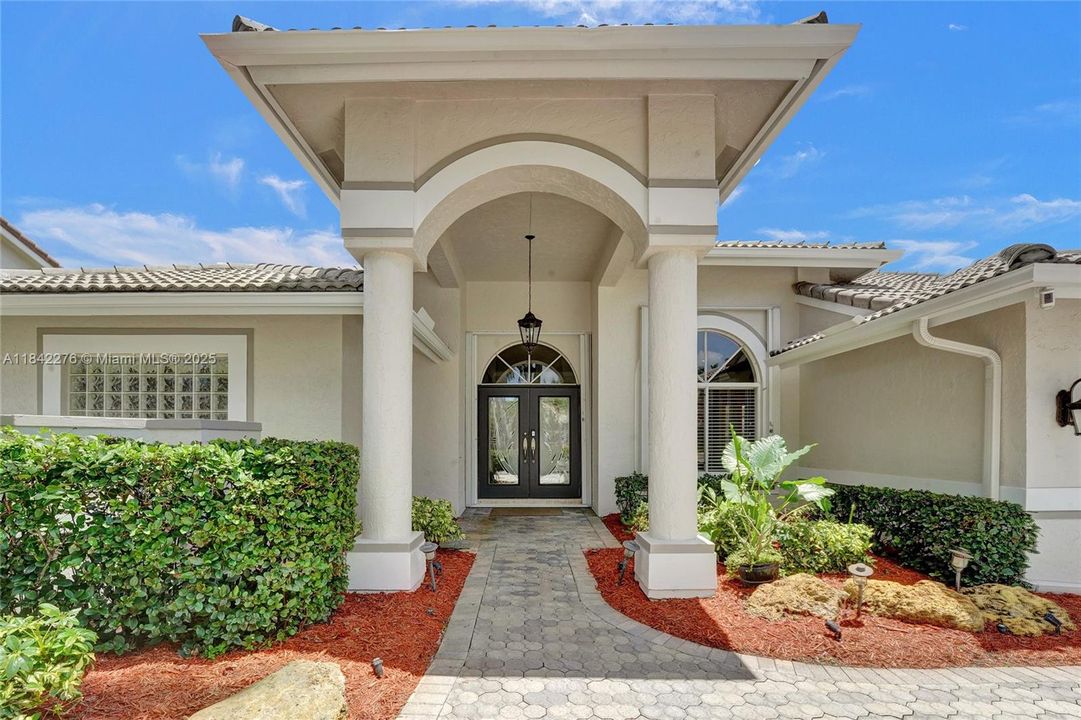 合同活跃: $950,000 (4 贝兹, 2 浴室, 2505 平方英尺)