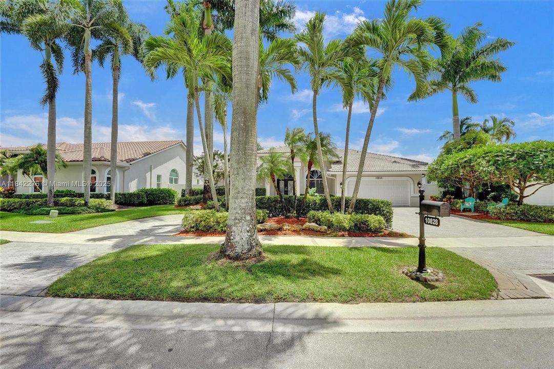 合同活跃: $950,000 (4 贝兹, 2 浴室, 2505 平方英尺)