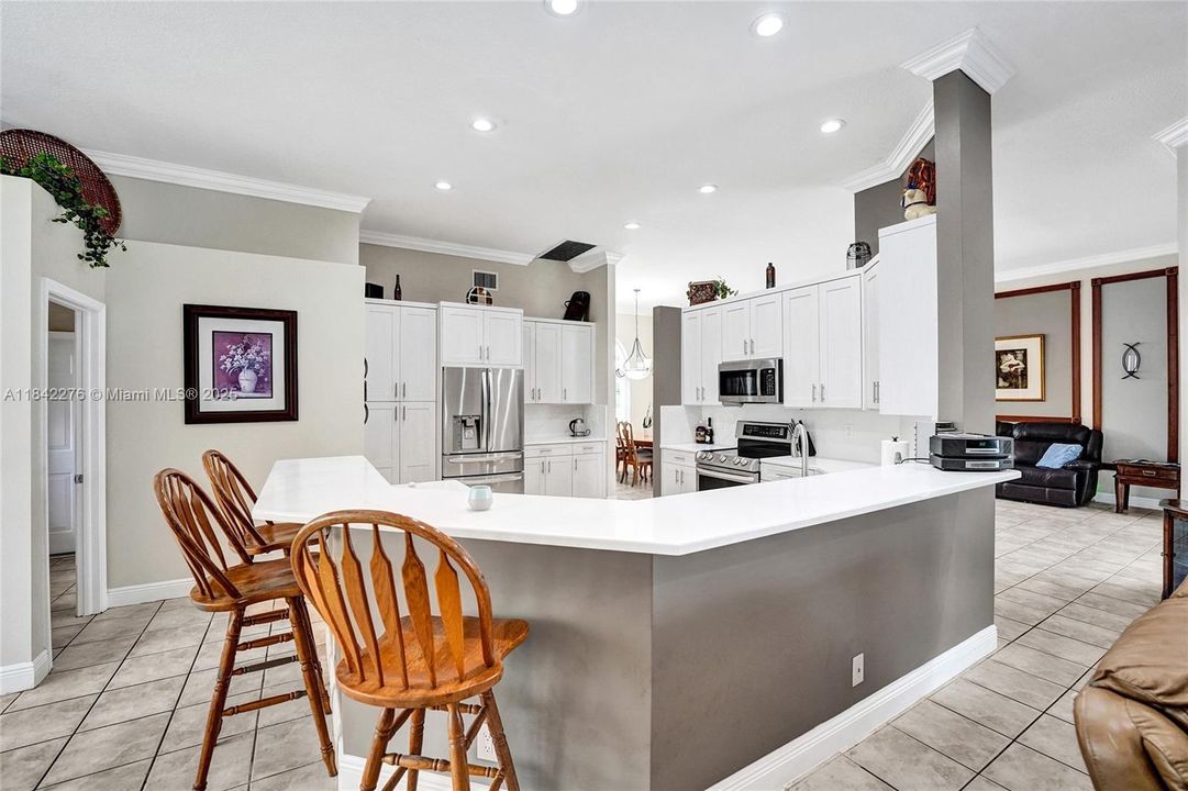 合同活跃: $950,000 (4 贝兹, 2 浴室, 2505 平方英尺)