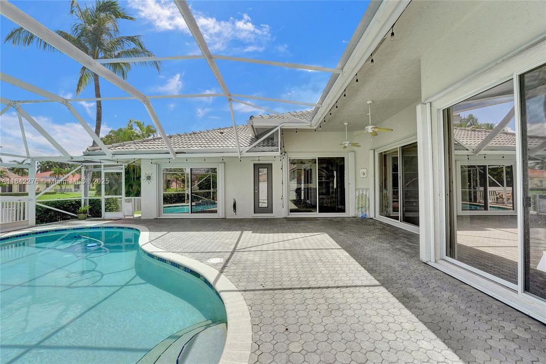 合同活跃: $950,000 (4 贝兹, 2 浴室, 2505 平方英尺)