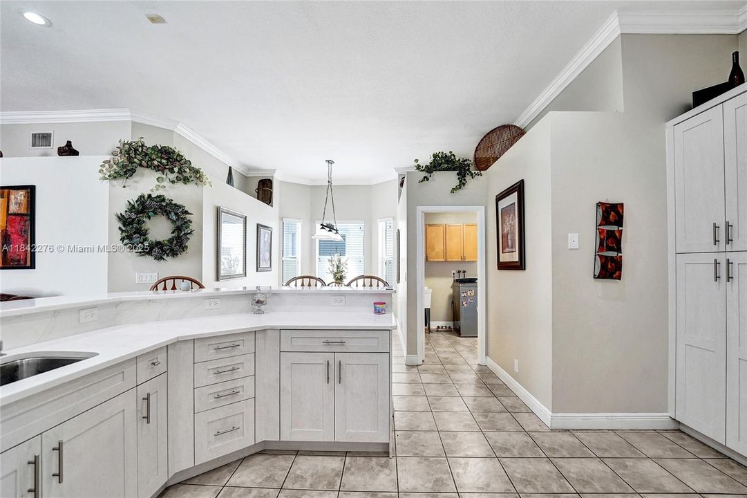 合同活跃: $950,000 (4 贝兹, 2 浴室, 2505 平方英尺)