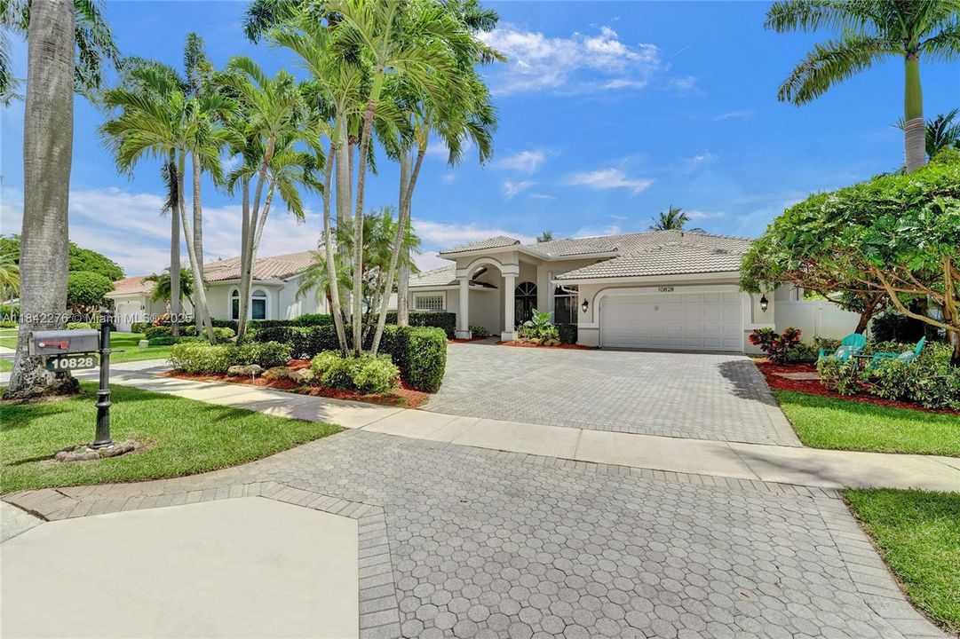 合同活跃: $950,000 (4 贝兹, 2 浴室, 2505 平方英尺)