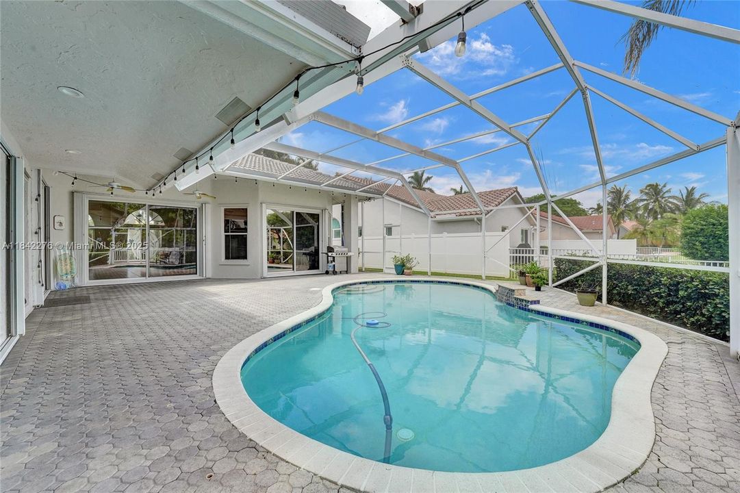 合同活跃: $950,000 (4 贝兹, 2 浴室, 2505 平方英尺)