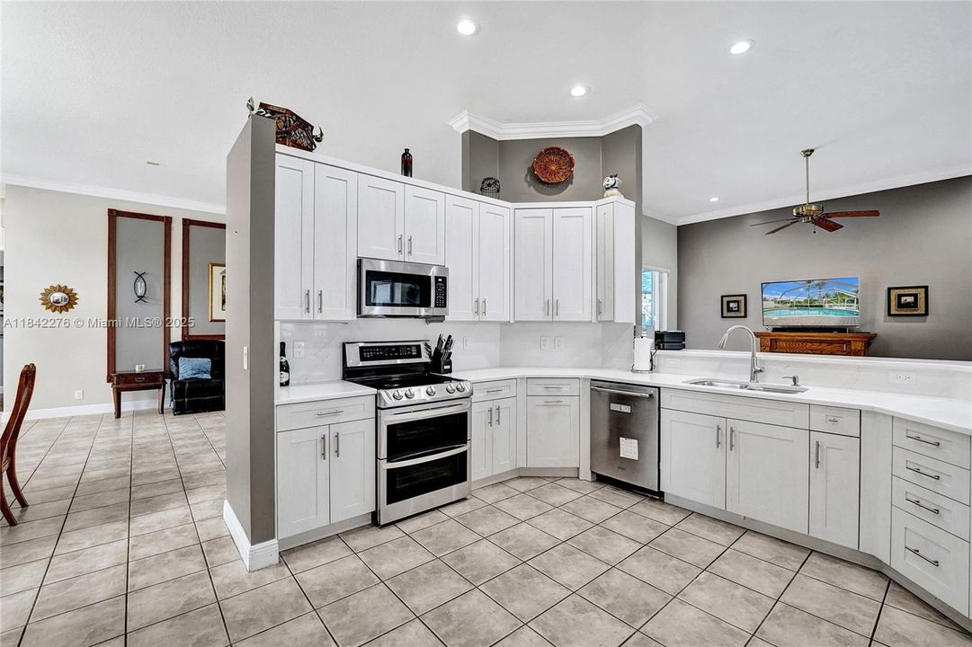 合同活跃: $950,000 (4 贝兹, 2 浴室, 2505 平方英尺)