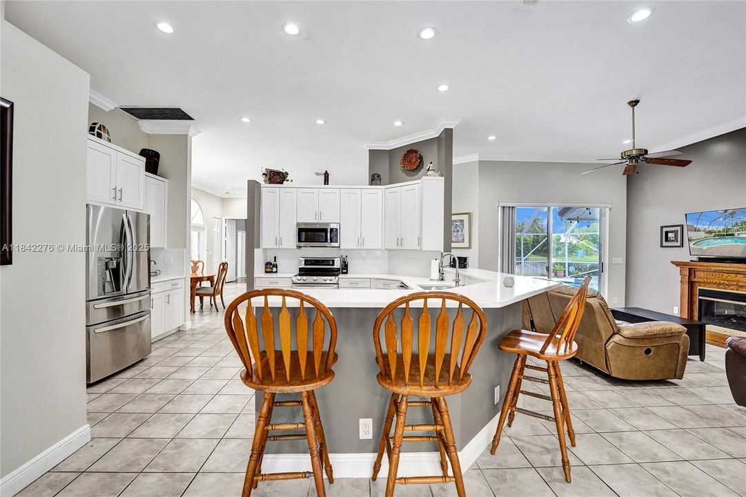 合同活跃: $950,000 (4 贝兹, 2 浴室, 2505 平方英尺)