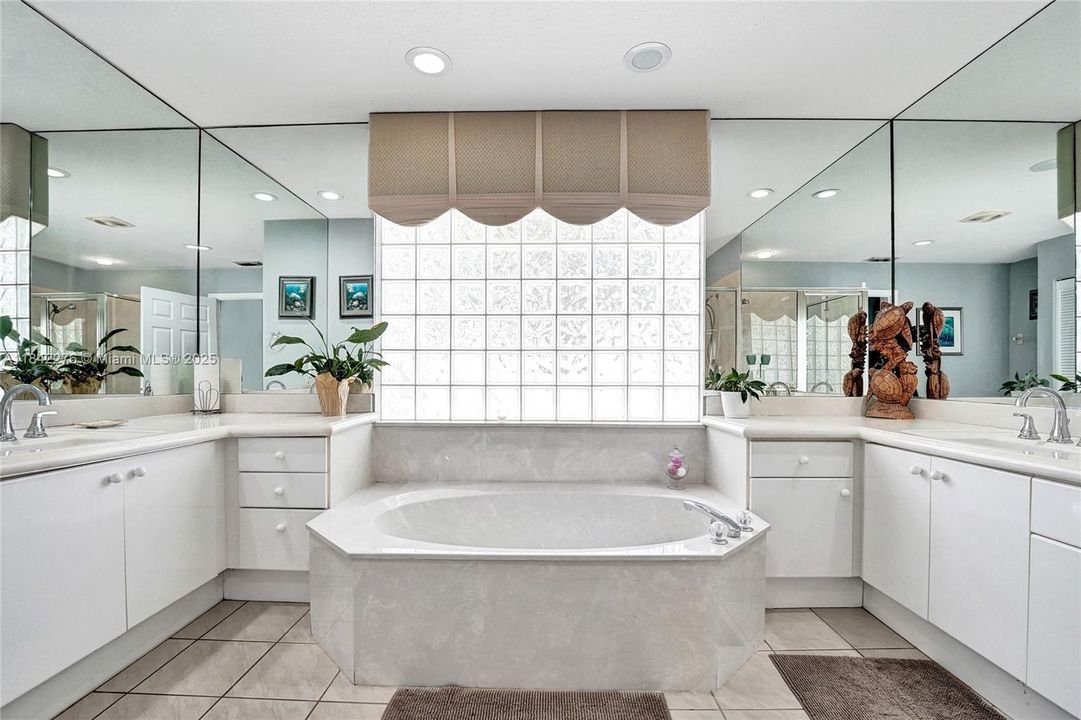 合同活跃: $950,000 (4 贝兹, 2 浴室, 2505 平方英尺)