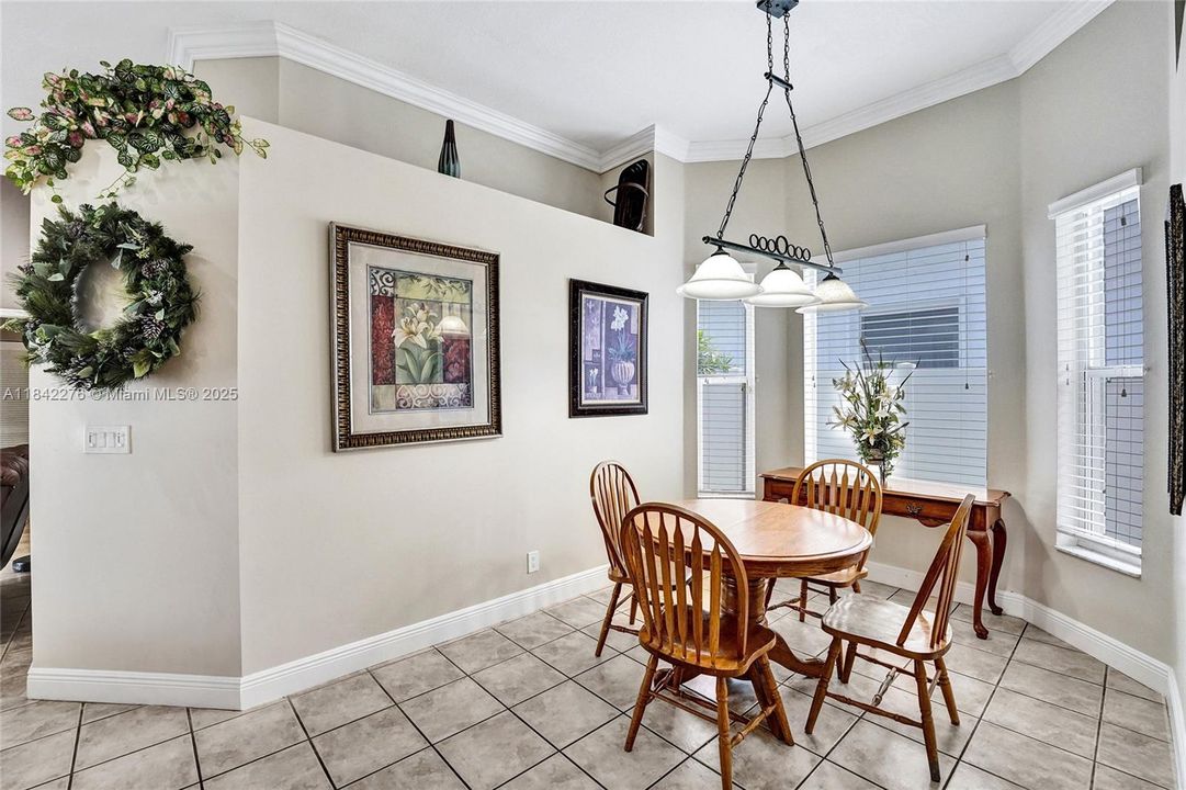 合同活跃: $950,000 (4 贝兹, 2 浴室, 2505 平方英尺)