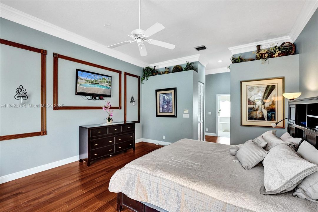 合同活跃: $950,000 (4 贝兹, 2 浴室, 2505 平方英尺)