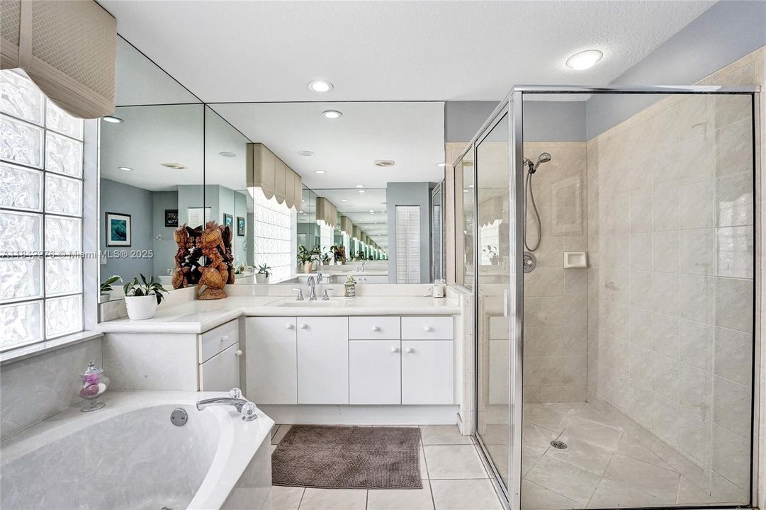 合同活跃: $950,000 (4 贝兹, 2 浴室, 2505 平方英尺)