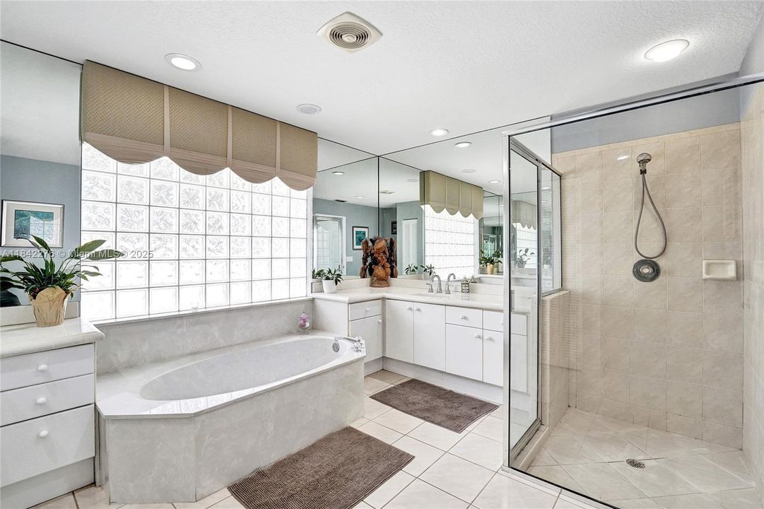 合同活跃: $950,000 (4 贝兹, 2 浴室, 2505 平方英尺)