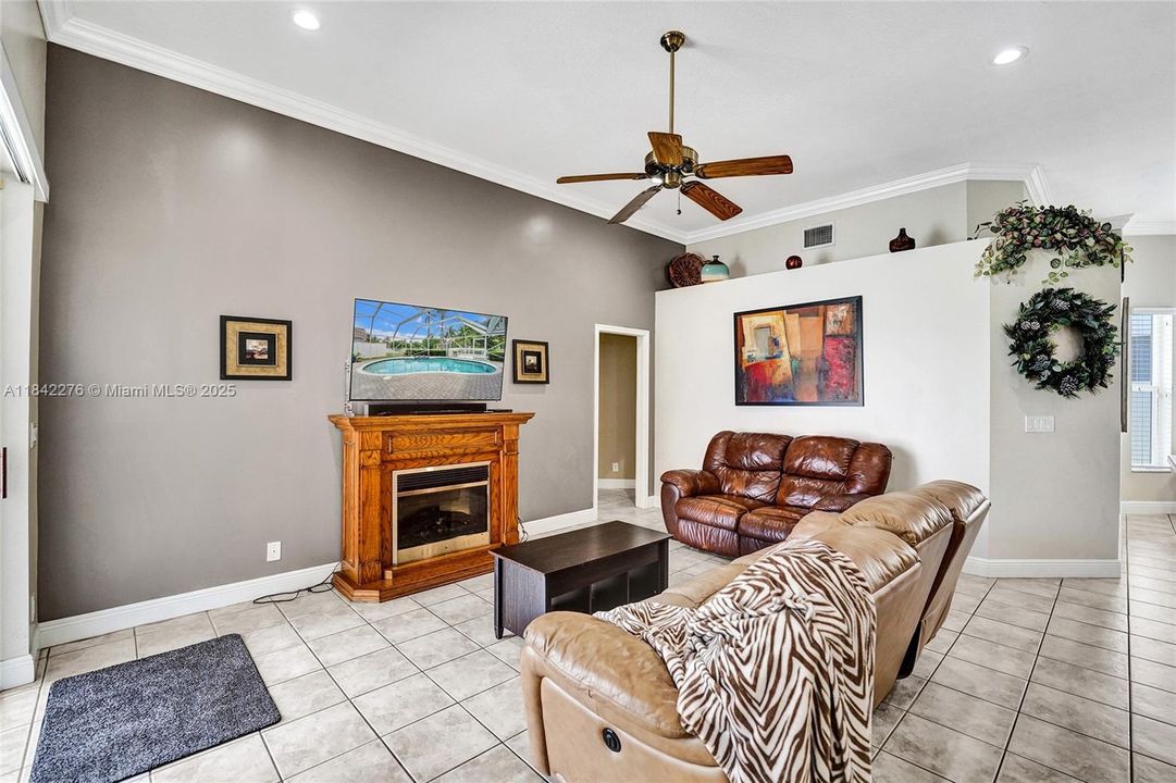 合同活跃: $950,000 (4 贝兹, 2 浴室, 2505 平方英尺)