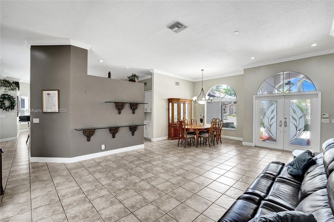 合同活跃: $950,000 (4 贝兹, 2 浴室, 2505 平方英尺)