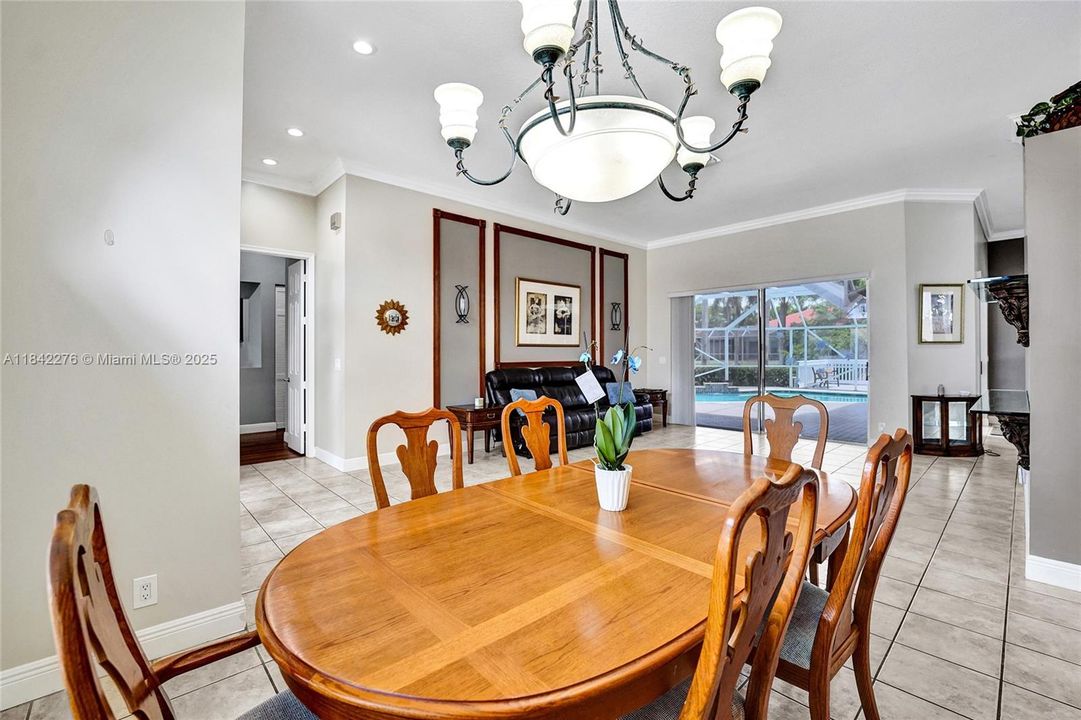 合同活跃: $950,000 (4 贝兹, 2 浴室, 2505 平方英尺)