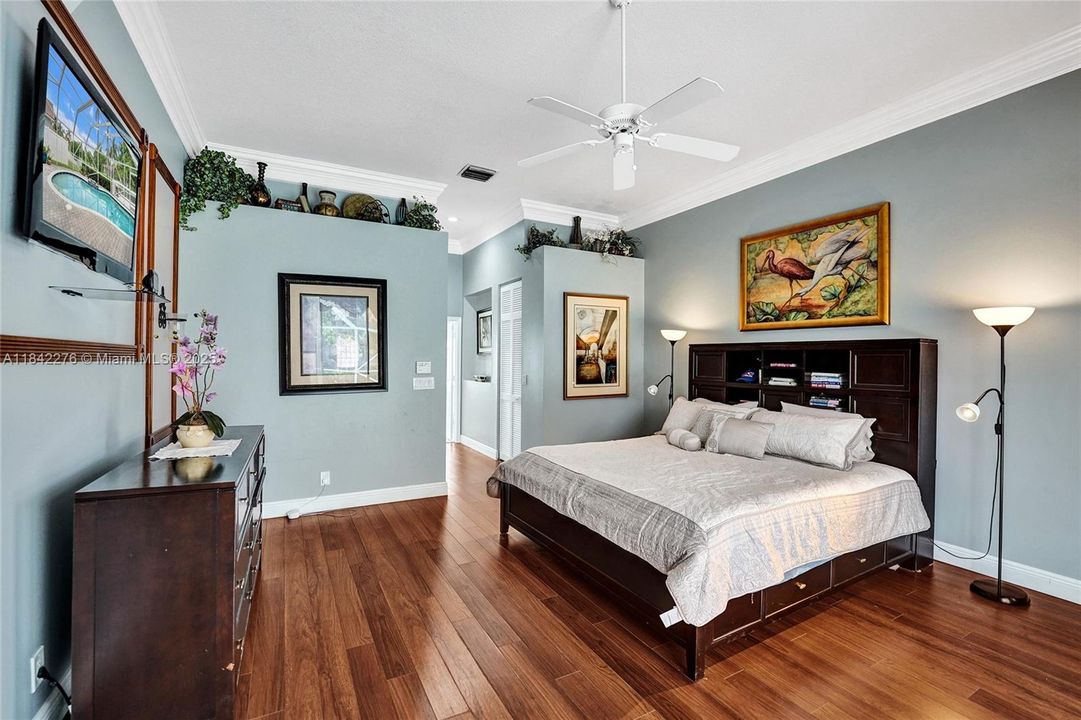 合同活跃: $950,000 (4 贝兹, 2 浴室, 2505 平方英尺)