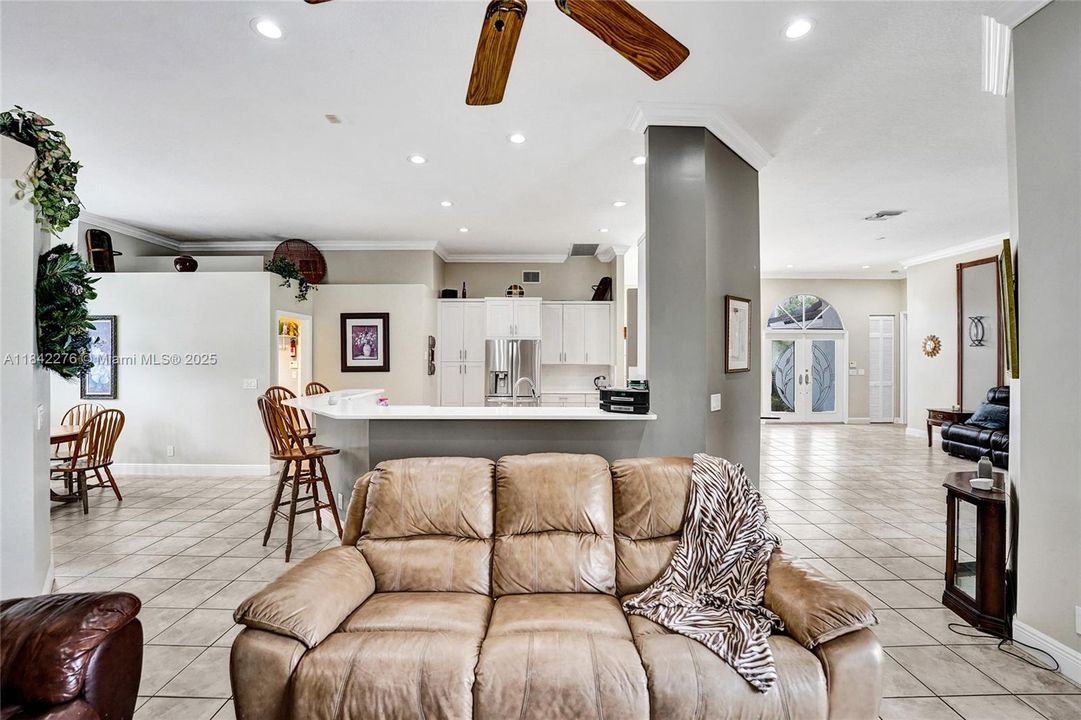 合同活跃: $950,000 (4 贝兹, 2 浴室, 2505 平方英尺)